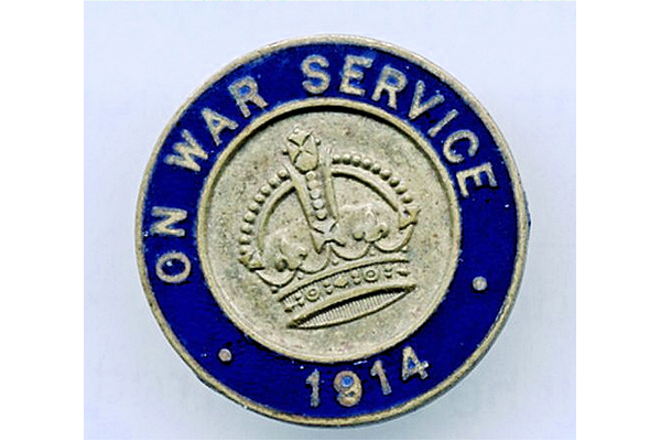 A First World War period Admiralty issue 'On War Service' badge, dated 1914. This badge was issued to civilian workmen engaged in essential war work. - 2012.57.4 - © McLean Museum and Art Gallery, Greenock