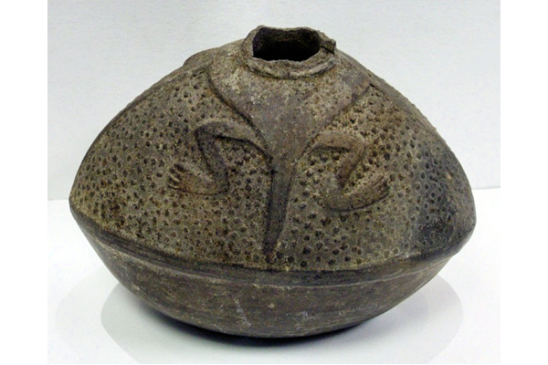 A ceramic pot, possibly made by the Chimú culture,  from Peru. The pot in the form of rugby ball, grey in clour and decorated with a climbing frog. - 1981.845 © McLean Museum and Art Gallery, Greenock.