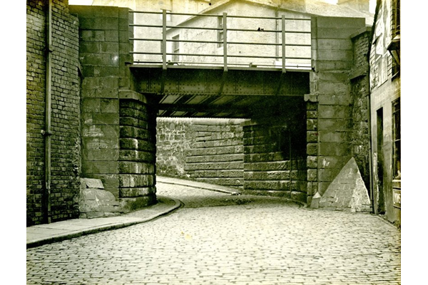 The railway bridge, Chapel Lane, Port Glasgow from the north with cobbled lane. - 2009.98.12 - © McLean Museum and Art Gallery, Greenock