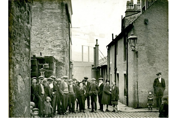 Back Row Lane, Port Glasgow from Chapel Lane with a crowd of men, women and children. - 2009.98.14 - © McLean Museum and Art Gallery, Greenock