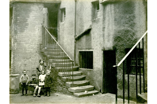 Children at the back of 13 Scarlow Street, Port Glasgow. - 2009.98.39 - © McLean Museum and Art Gallery, Greenock