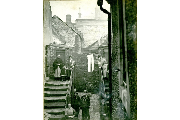 Families at the back court at 24 Church Street, Port Glasgow. - 2009.98.42 - © McLean Museum and Art Gallery, Greenock