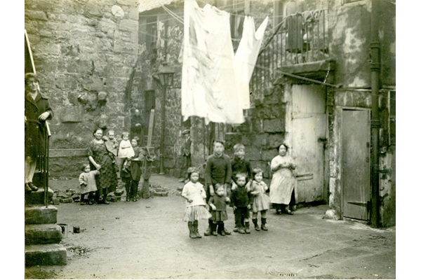 Families in the court at 42 King Street, Port Glasgow - 2009.98.44 - © McLean Museum and Art Gallery, Greenock