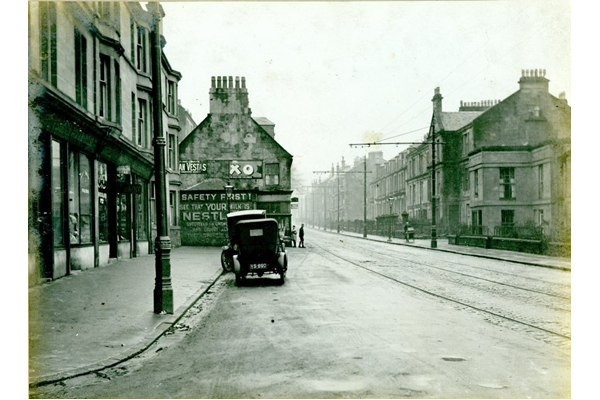 Cardwell Road, Gourock looking West. - 1920s - Photograph on paper - 2009.98.29 - © McLean Museum and Art Gallery, Greenock